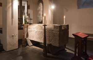 Grób Alberta Wielkiego w krypcie kościoła św. Andrzeja w Kolonii. Sam sarkofag jest z III w. (fot. Raimond Spekking) 