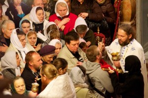 Komunia podczas prawosławnej Eucharystii w Bazylice Grobu Pańskiego (Jerozolima).