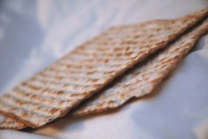 Maca - przaśny chleb spożywany podczas żydowskiej Paschy (fot. Paurian).