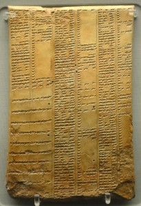 Zapisana pismem klinowym tabliczka z biblioteki Assurbanipala (fot. Fae).